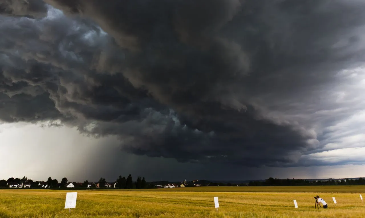 A imagem mostra as o avan&ccedil;o de chuva intensa e ventos
